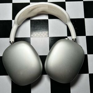 Silver Apple AirPodsMax Lightning Wireless Over the ear Headphones NO SMART CASE